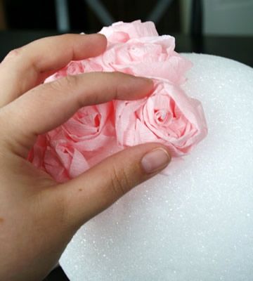 colagens das flores de papel crepom no globo de isopor