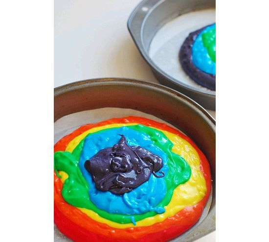 Processo de confecção do bolo com massa colorida