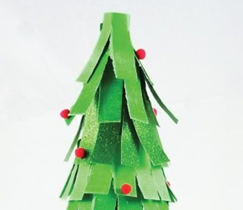 Colocando enfeites na Árvore de Natal em miniatura