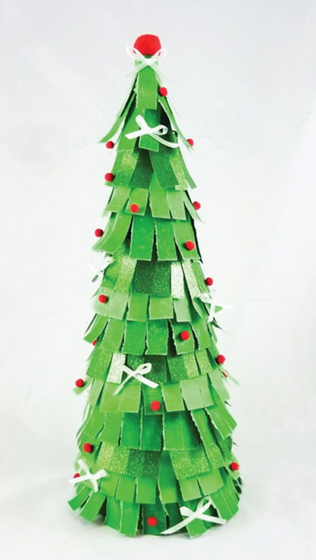 Decoração de Natal passo a passo com cone de isopor e papel colorido
