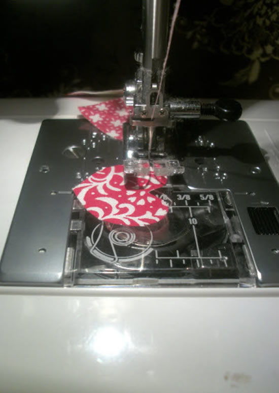 Máquina de costura para unir os corações
