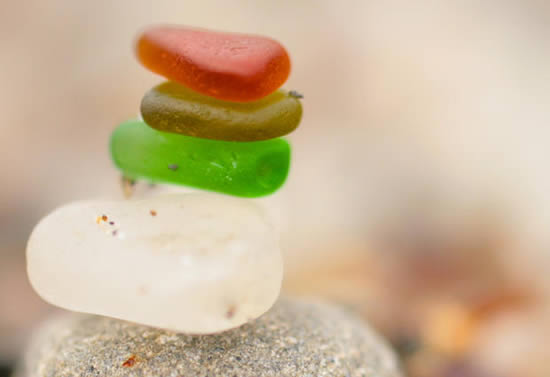 Pedrinhas de vidro e gemas numa praia dos Estados Unidos
