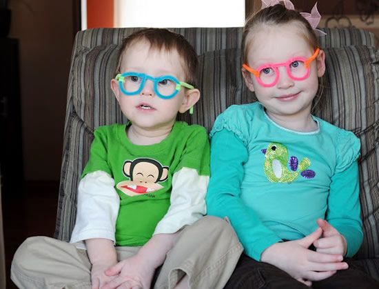 Crianças com óculos de brinquedo artesanal