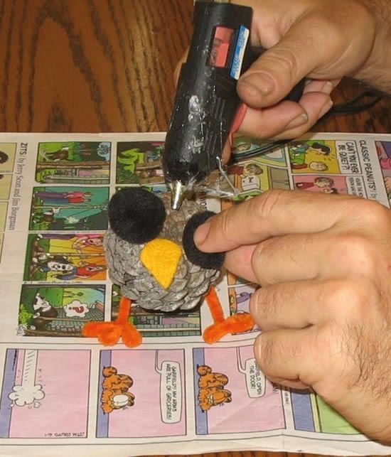 Fazendo uma coruja com pinha de madeira, feltro e limpadores de cachimbo