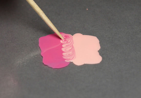 Misturando as cores do esmalte