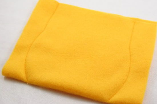 Costura no feltro amarelo para fazer o pote de tecido