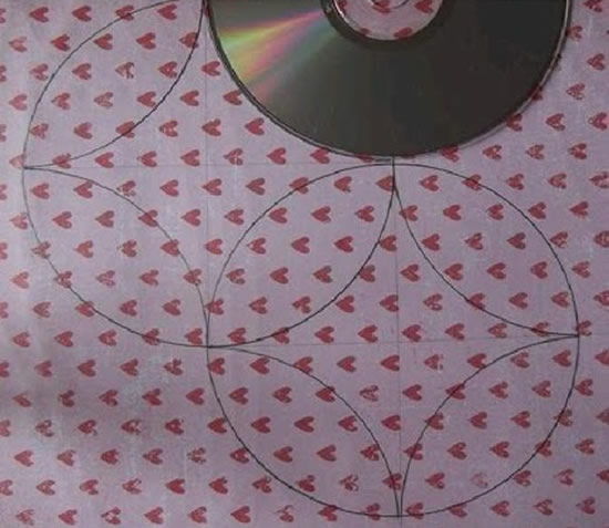 marcação do corte com molde de cd para fabricação de lembrancinhas