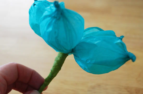 Como fazer uma linda flor de papel de seda