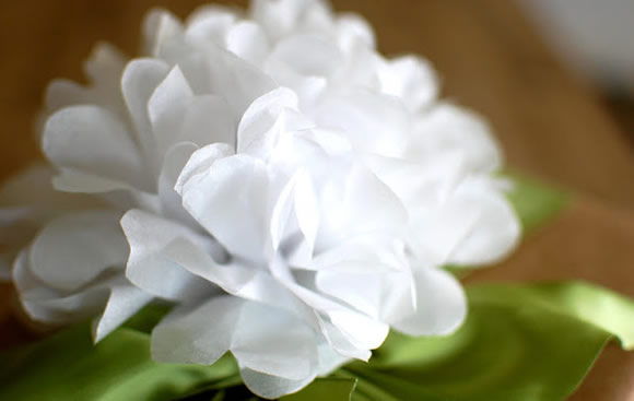 Decoração com flores de papel de seda