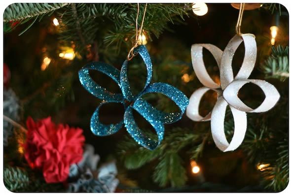 Estrelinhas com glitter e rolinhos de papel para decorar a Árvore de Natal