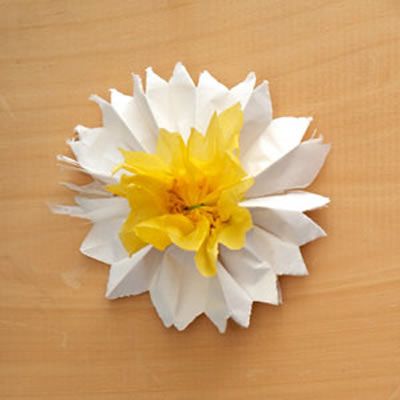 Aprenda a confeccionar uma flor de papel seda