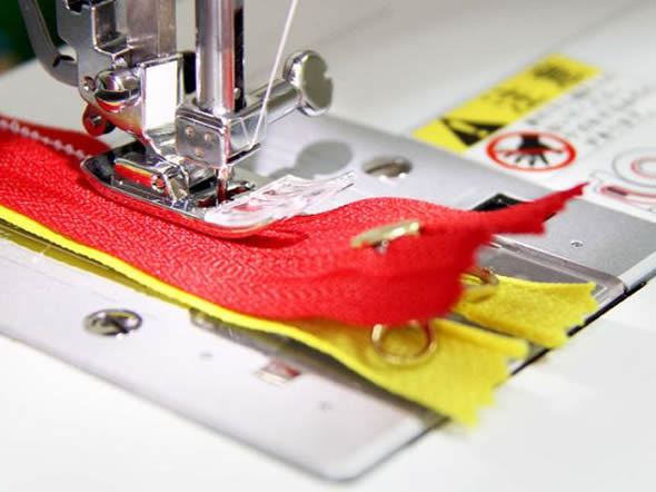 Aprenda como fazer uma pulseira de zíper com máquina de costura