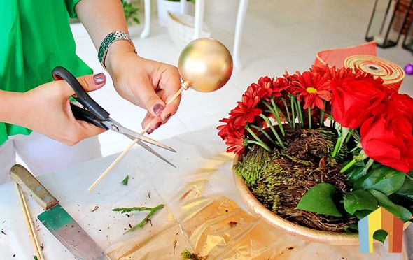 Arranjo de Natal com flores para decoração da mesa passo a passo