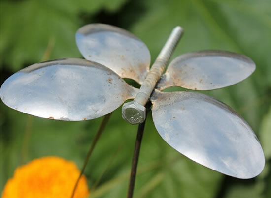 borboleta-feita-de-colheres-passo-a-passo-2 Decoração com colheres de metal para o jardim