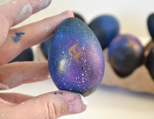 como pintar ovo de páscoa estampa galáxia galaxy-easter-eggs-passo a passo artesanato de páscoa 12