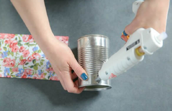 Como decorar latas com tecido passo a passo