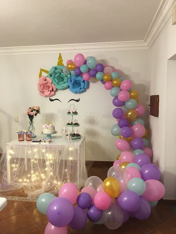 bolas em decoração de festa de unicórnio