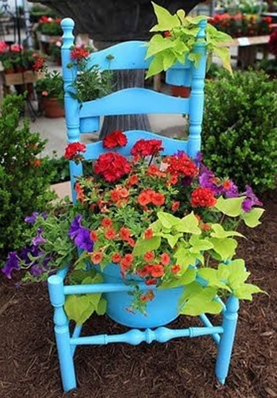 Decoração de Jardim com Cadeiras Velhas