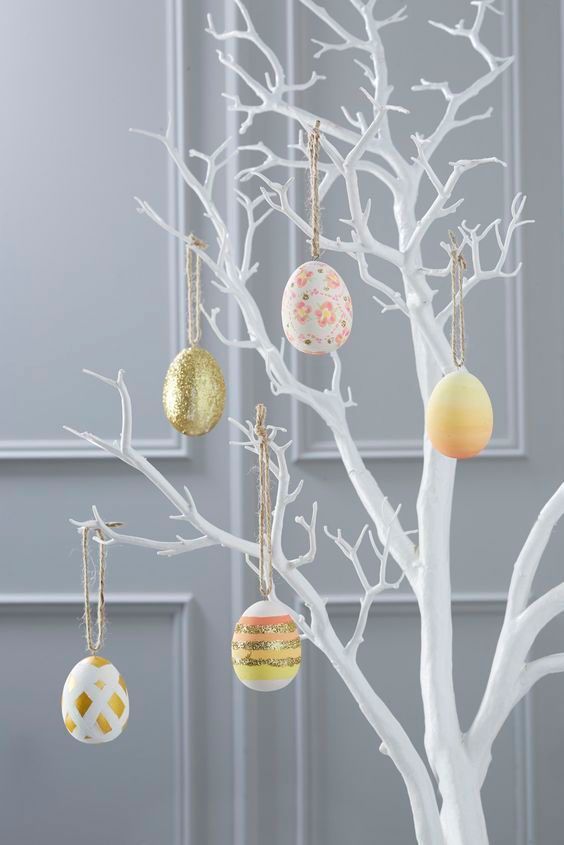 árvore com ovos de páscoa pintados