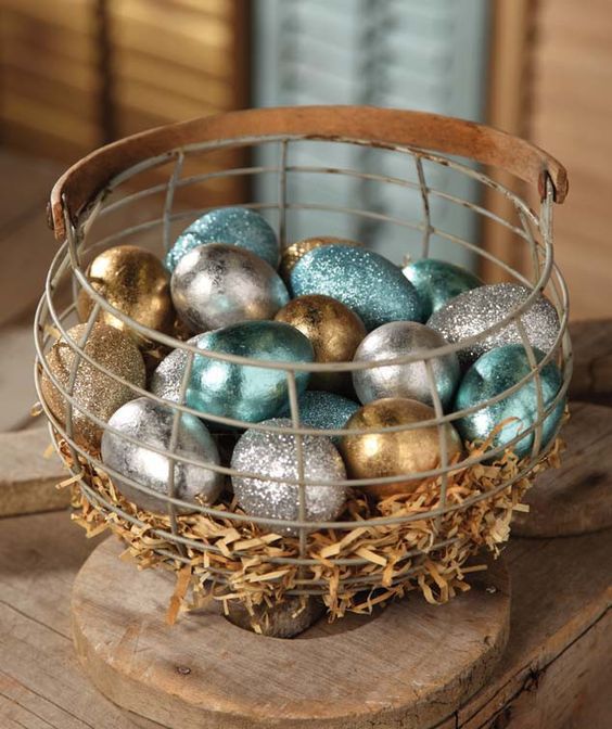 cesta de ovos decorados