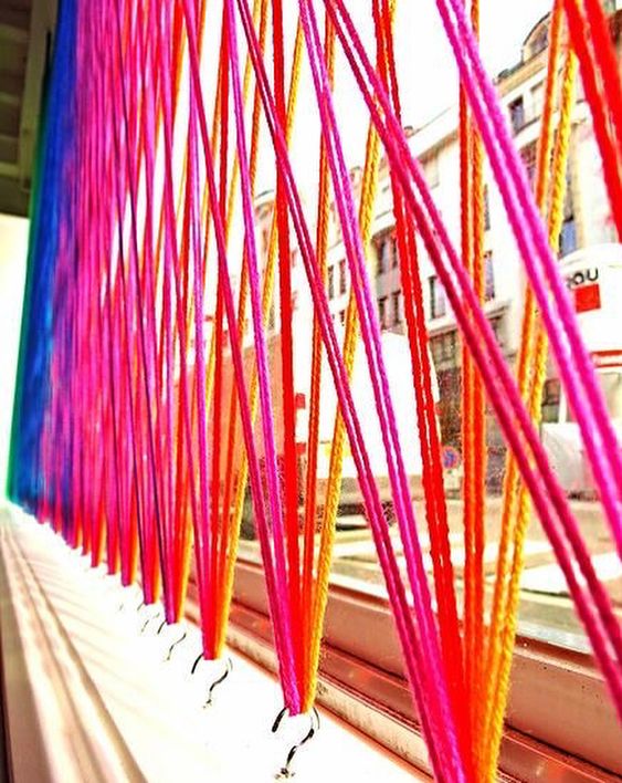 decoração com fios coloridos