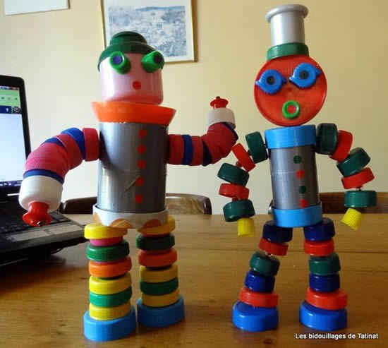 Robôs com tampinhas de garrafa PET