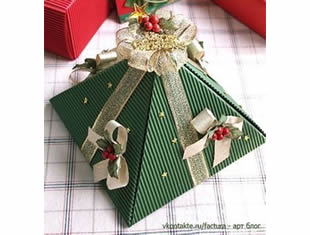 lioda-caixinha-de-natal-com-moldes-2 Caixa de papel estilo pirâmide para o Natal
